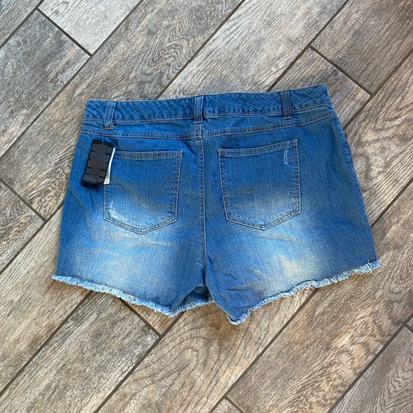 ✨Host Pick✨Forever 21 Denim Shorts - Picture 5 of 6